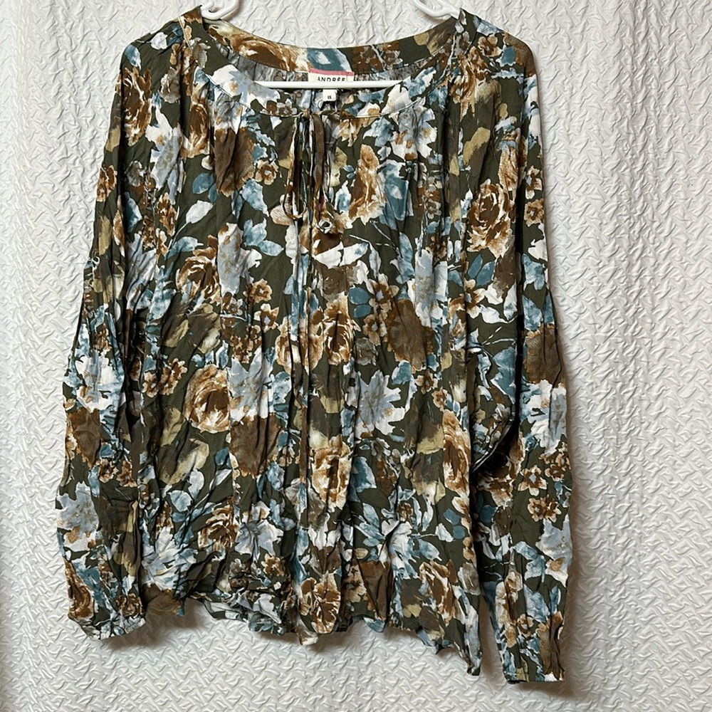 andree by unit 1X v neck with tie closure long balloon sleeve blouse